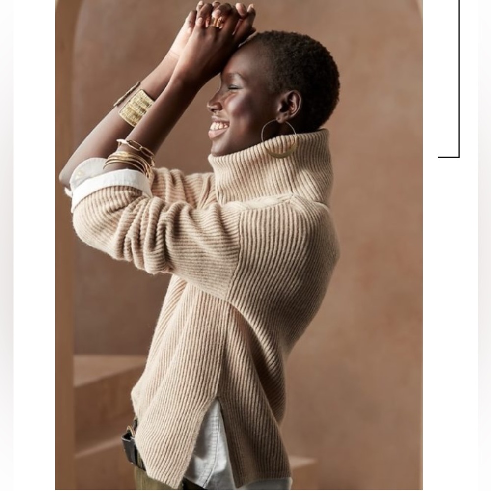 Italian wool-cashmere boxy turtleneck sweater by Banana Rep…